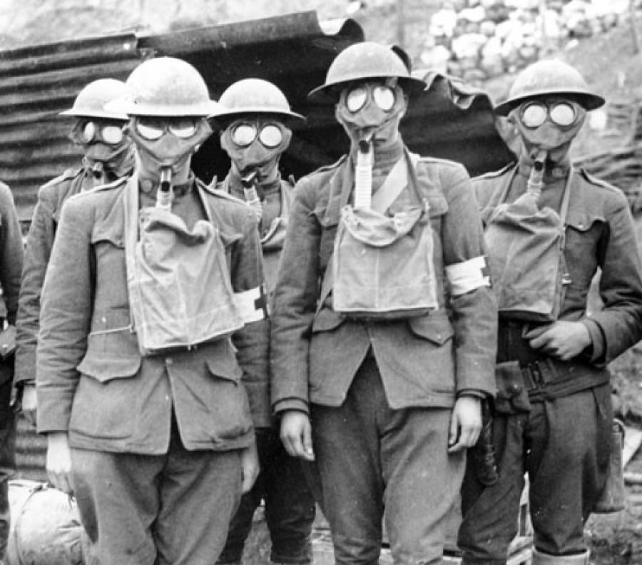 جنگ جهانی اول و سربازانی که برای جلوگیری از استشاق گاز خردل از ماسک ضد گاز استفاده کرده اند ( شیمی درمانی چیست و عوارض جانبی شیمی درمانی چیست )