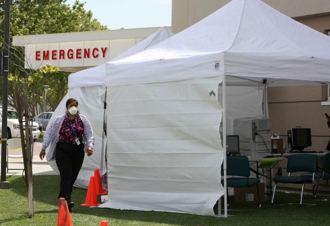 مرکز پزشکی Sutter Delta در آنتیاچی ، کالیفرنیا ، در 30 آوریل 2009 که به مناسبت آنفولانزای خوکی به صورت صحرایی برپا شده بود - بدترین بیماری های همه گیر در تاریخ معاصر
